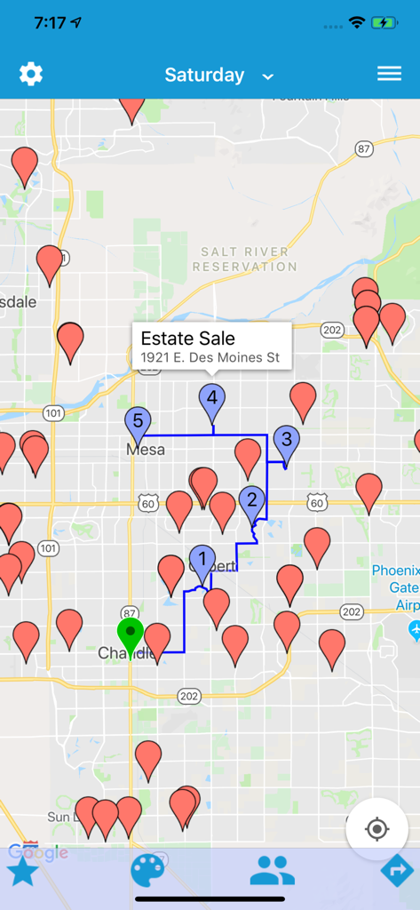 Uma interface de mapa mostrando inúmeros locais de vendas de garagem com uma rota azul numerada para navegação otimizada.