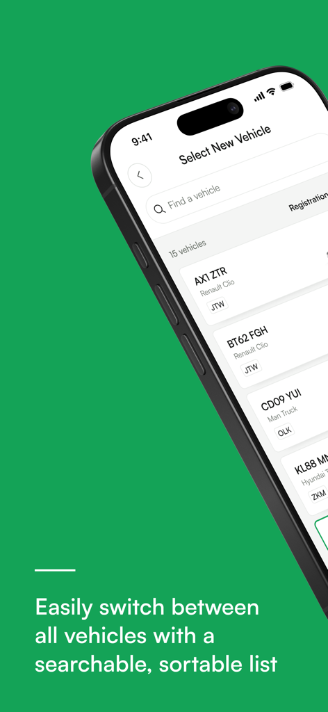 Quartix Check - Un smartphone mostrando la pantalla de selección de vehículos de Quartix Check con una lista de flotas buscable.