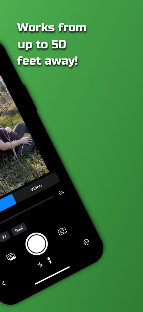 Remote Shutter: camera connect - Un smartphone mostrando la interfaz de la aplicación Remote Shutter con controles de cámara y un mensaje de rango de cincuenta pies