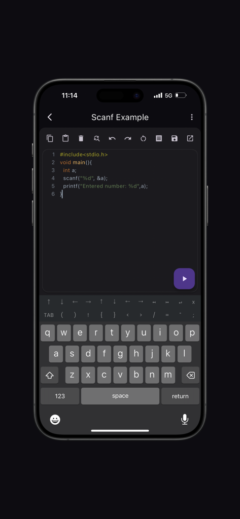 Interfaccia dell'app C Compiler Pro che mostra l'editor di codice C con evidenziazione della sintassi e una tastiera di codifica specializzata su un iPhone