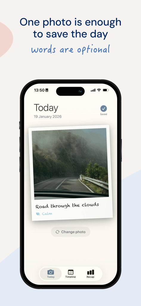 Dear Today: Photo Journal - Interfaz de la aplicación Dear Today que muestra una entrada de diario de fotos diaria con una foto escénica de carretera y una etiqueta de estado de ánimo tranquilo.