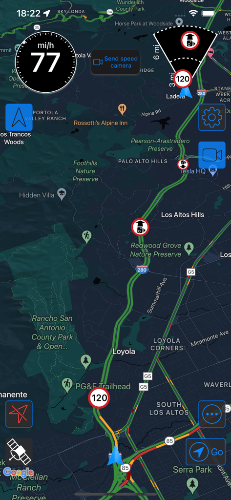 RadarAll Speed Camera Detector - Interface do aplicativo móvel RadarAll mostrando um mapa de navegação em modo escuro com alertas de radares e dados de trânsito em tempo real.