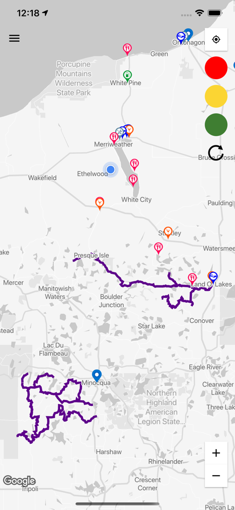 Interface de carte GroomerTracker montrant les sentiers de motoneige damés et les commodités locales.