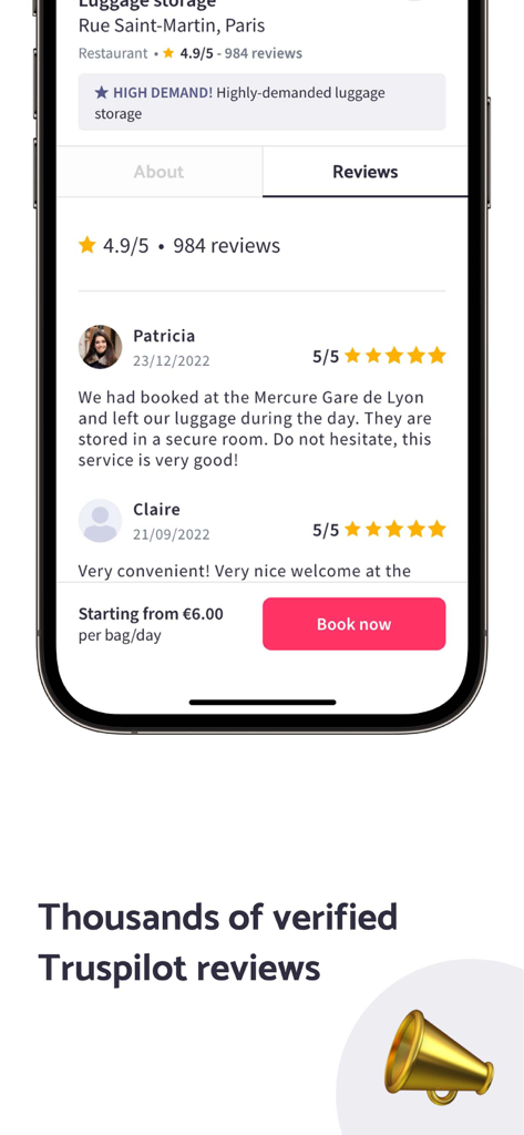 パリでの荷物預かりに関する4.9の評価と確認済みの顧客レビューが表示されたNannybagアプリのレビュー画面を表示するスマートフォン