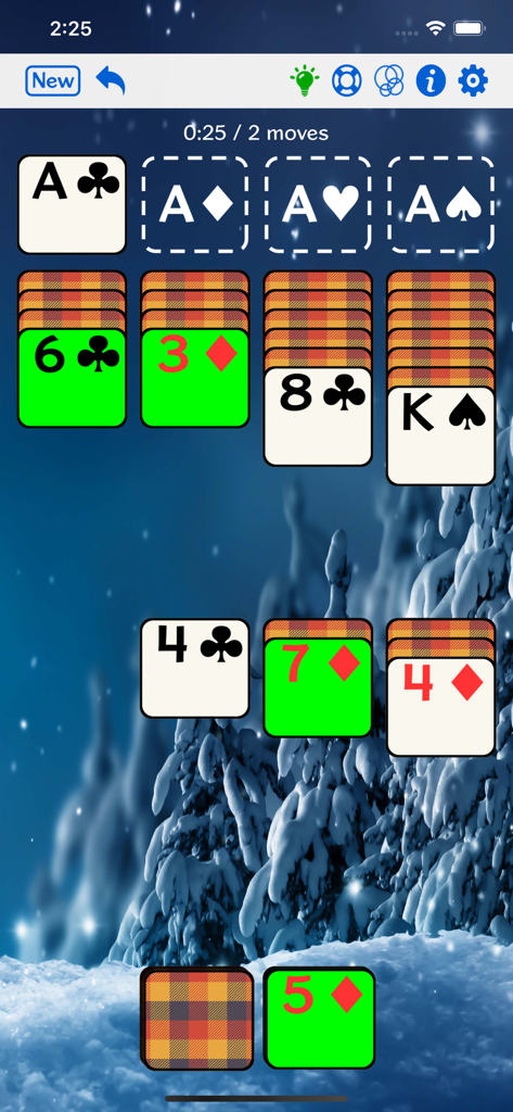 Interfaz del juego de solitario Klondike con cartas grandes en un fondo de invierno con árboles nevados