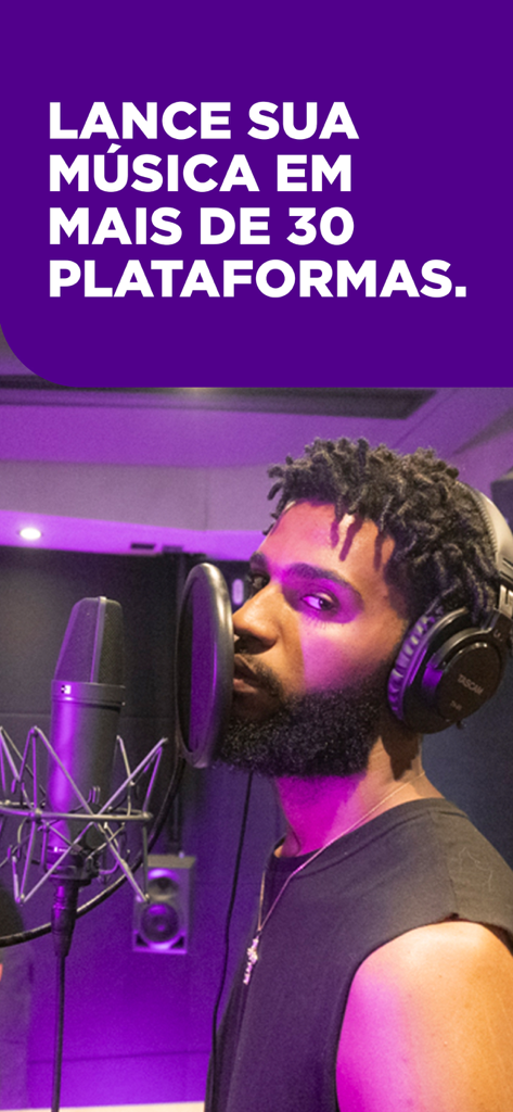Un músico grabando en un estudio con un banner morado sobre el lanzamiento de música en más de 30 plataformas