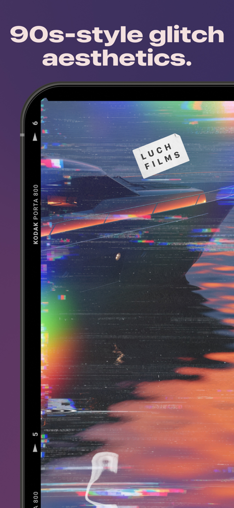 LUCH: Photo Effects & Filters - Uma foto com estética de glitch VHS estilo anos 90 e uma moldura de filme Kodak