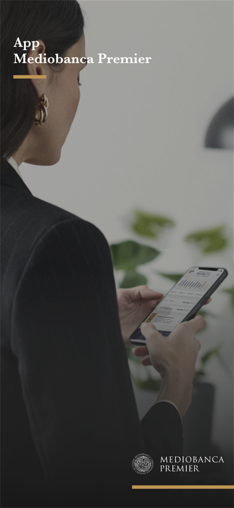 Mediobanca Premier - Un professionista utilizza l'app di mobile banking Mediobanca Premier su uno smartphone.