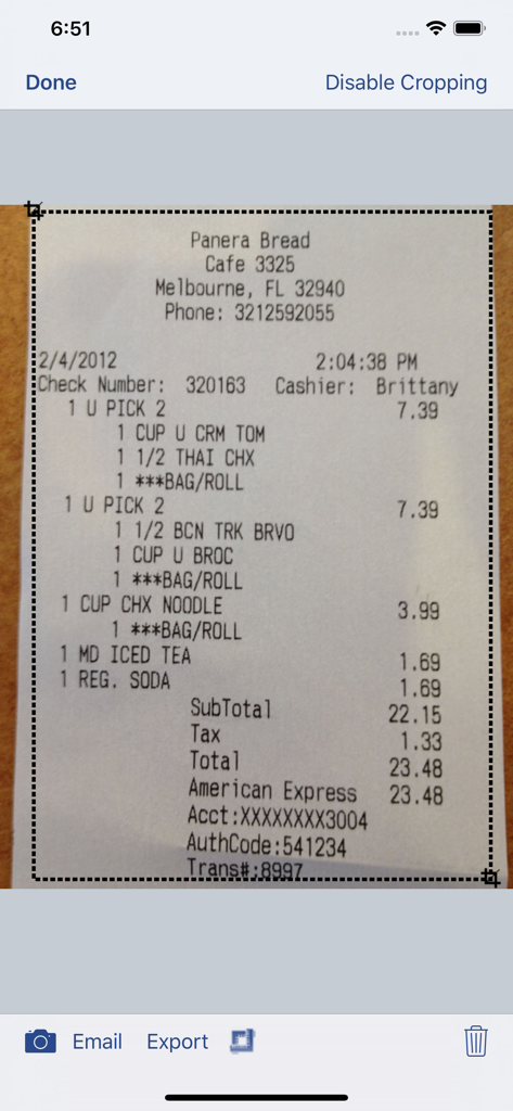 Escaneando y recortando un recibo de restaurante en la aplicación XpenseTracker Pro.