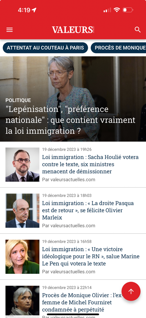 Mobile Startseite der Valeurs Actuelles App mit französischen politischen Nachrichten und Schlagzeilen