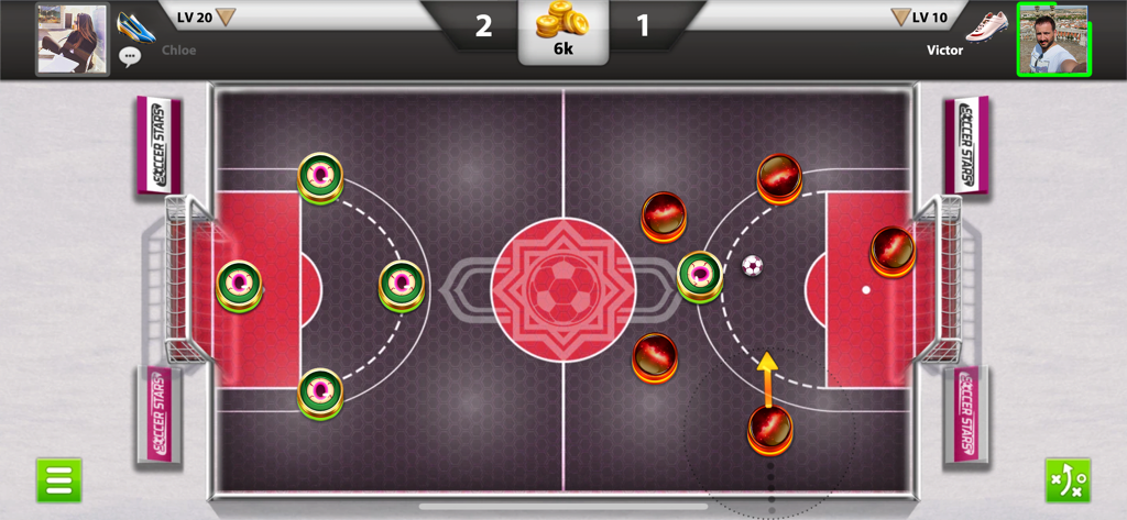 Vista cenital de un partido de fútbol multijugador online con piezas de jugador y una mecánica de puntería basada en física