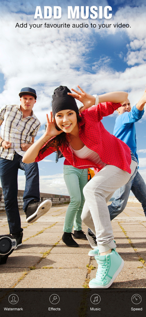 Slow Motion Video & Speed Up - Interface do aplicativo ClipSpeed mostrando o recurso Adicionar Música sobre um vídeo lifestyle de jovens amigos