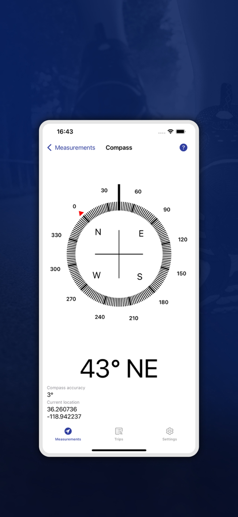 My GPS Odometer - Pantalla de brújula de la aplicación Mi Odómetro GPS mostrando la dirección 43 grados noreste y coordenadas de ubicación GPS precisas.