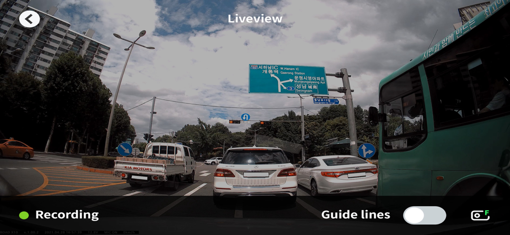 Interfaz de grabación de vista en vivo en tiempo real de la aplicación dashcam IROAD Smart Manager que muestra el tráfico de la carretera
