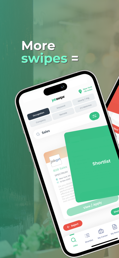 뉴욕의 B2B 영업 직무를 찜하기 위해 오른쪽으로 스와이프하는 사용자가 있는 JobSwipe 앱 인터페이스를 보여주는 스마트폰
