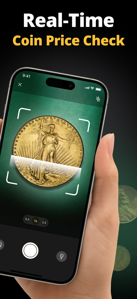 Coin Scanner Value Identifier - Mano sosteniendo un teléfono escaneando una moneda de oro para la identificación de precios en tiempo real