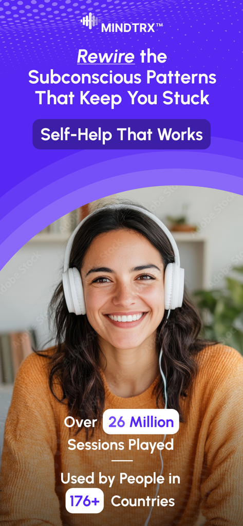 MINDTRX: Self Help & Mindset - Una mujer sonriente con auriculares escuchando audio de autoayuda de MINDTRX para reprogramar patrones subconscientes.