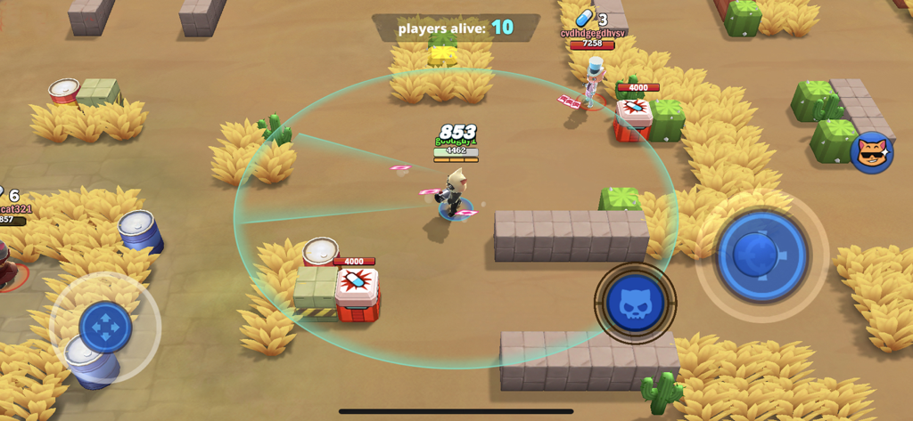 Supercats - Jugabilidad desde arriba de un personaje gato antropomórfico en una arena de batalla desértica en Supercats.