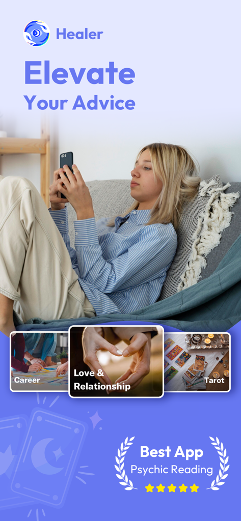 Healerアプリを携帯電話で愛、キャリア、タロット鑑定に関するアドバイスのために使用している女性