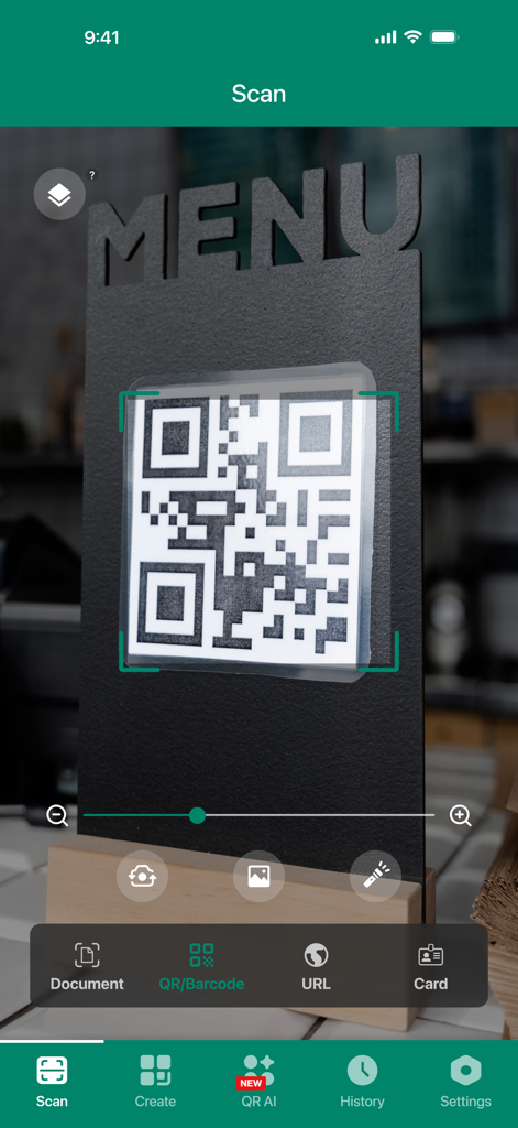 Interfaz de la aplicación del iPhone escaneando un código QR en un soporte de menú de restaurante