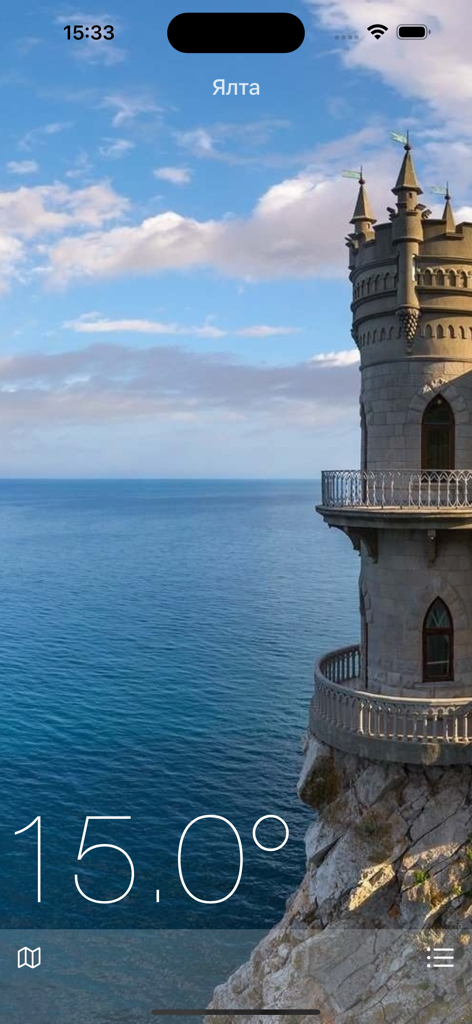 Interface d'application mobile affichant une température de l'eau de 15,0 degrés à Yalta, représentant le château du Nid d'hirondelle