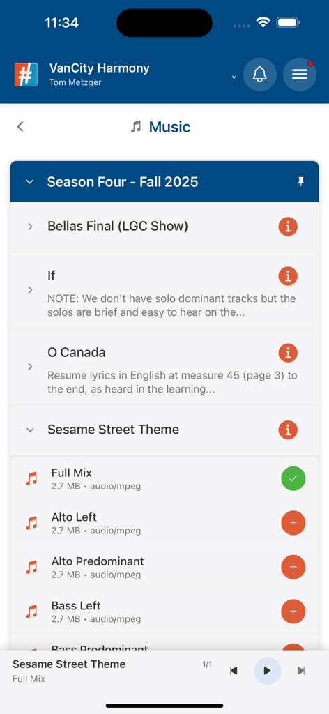 Choir Genius - La sezione musicale dell'app Choir Genius che mostra un elenco di brani corali e tracce di apprendimento vocali per esercitarsi.