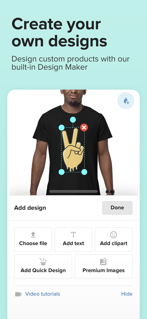 Printful App - Printfulアプリのモバイルインターフェースで、ユーザーが内蔵のDesign Makerを使って黒いTシャツにカスタムデザインを作成している様子。