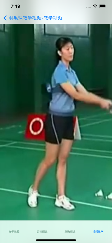 Une instructrice de badminton féminine démontrant des techniques sur un court dans un tutoriel vidéo.