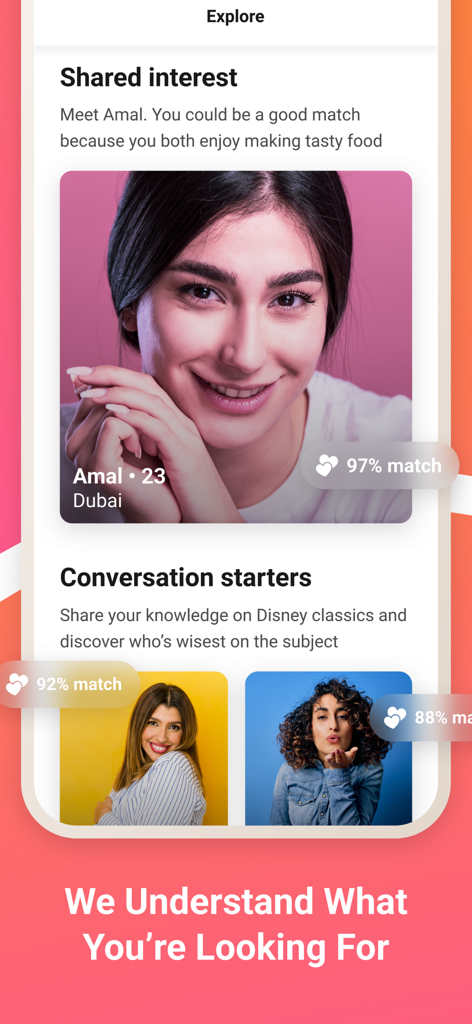 Soudfa-App-Bildschirm mit Dating-Profilen, Übereinstimmungsprozentsätzen und Gesprächseinstiegen basierend auf gemeinsamen Interessen.