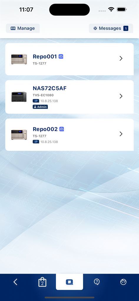 A interface do aplicativo móvel MyQNAP exibindo uma lista de dispositivos de armazenamento NAS conectados com detalhes de status e endereços IP.