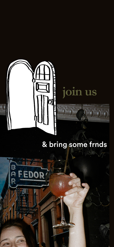 Una schermata di benvenuto per l'app Frnds of Frnds con un disegno di una porta aperta e una donna che tiene un drink fuori da un bar con il testo 'unisciti a noi e porta degli amici'.