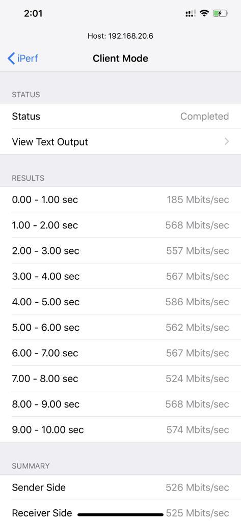 Resultados do modo cliente do aplicativo iperf mostrando velocidades de largura de banda de rede em Mbits por segundo
