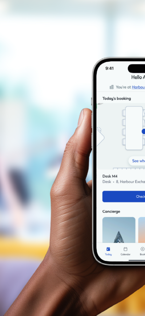 Eptura Engage - 책상 및 회의실 예약을 위한 Eptura Engage 앱을 보여주는 스마트폰을 들고 있는 사람