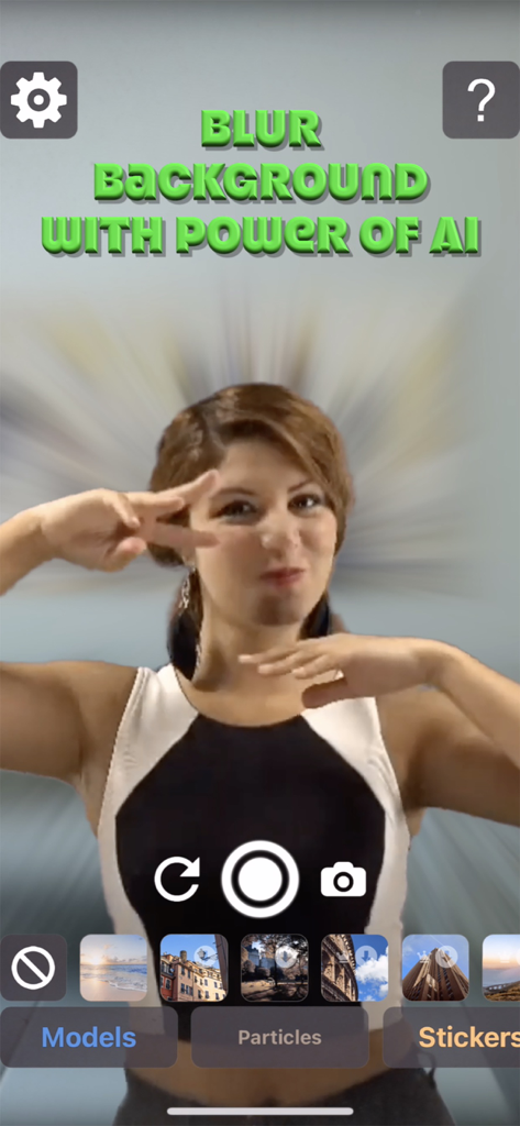 Interfaz de la app Green Screen mostrando la función de desenfoque de fondo con IA con un creador de contenido