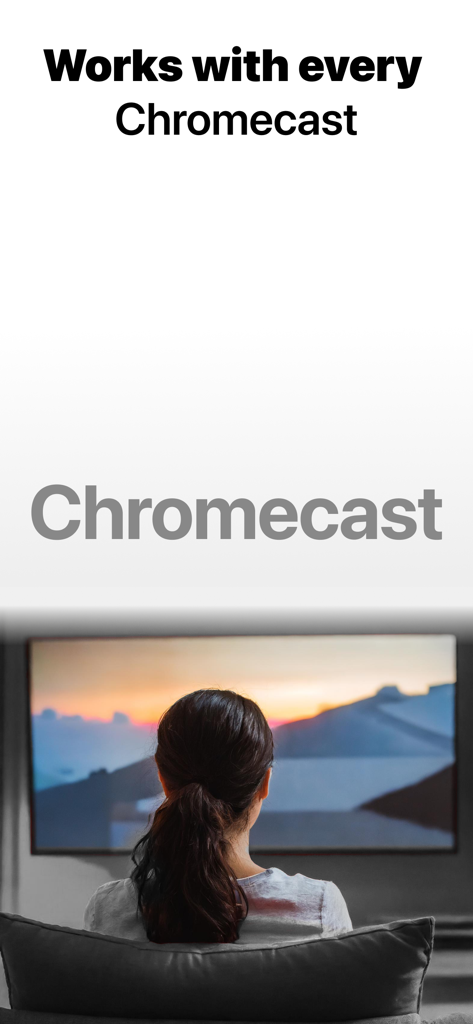 Uma mulher assistindo ao pôr do sol em uma tela de televisão usando o aplicativo Mirror for Chromecast