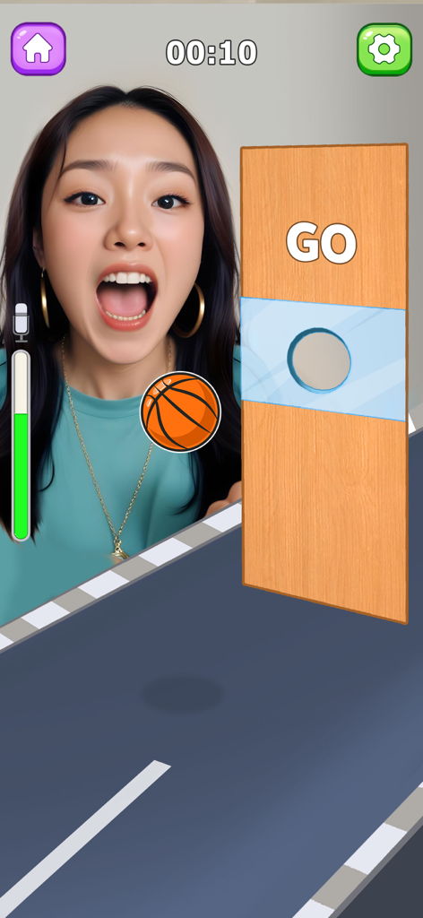 Una mujer gritando para jugar un minijuego de baloncesto viral controlado por voz