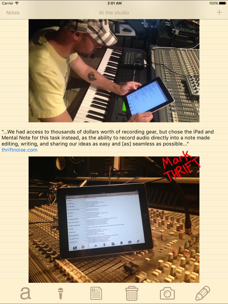 Ein Musiker verwendet die Mental Note App auf einem iPad in einem Aufnahmestudio, um Songtexte und Audio-Notizen zu organisieren.