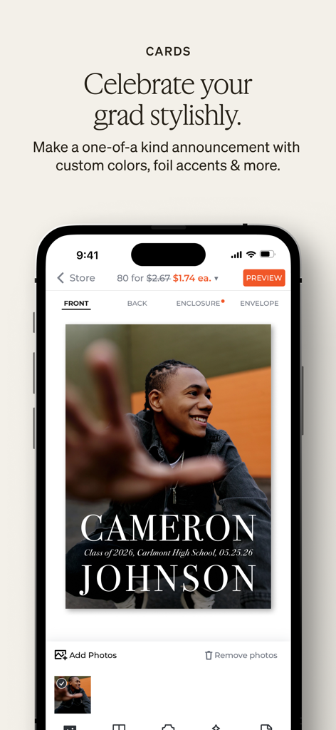 Interfaz de la aplicación Shutterfly mostrando una tarjeta de anuncio de graduación personalizada que se está personalizando con una foto y texto.