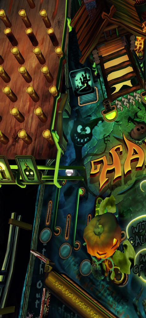 Visão em close-up da mesa 3D de Halloween Pinball com um personagem de abóbora brilhante.
