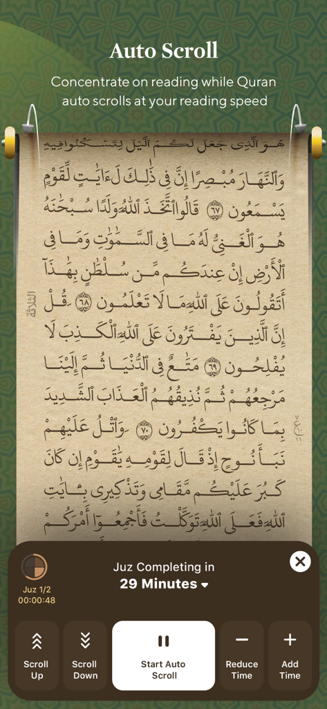 Interfaccia dell'app Quran Kareem che mostra la funzione di scorrimento automatico con controlli di velocità di lettura e testo arabo su uno sfondo a scorrimento