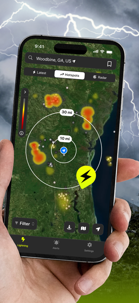 Lightning Tracker My Radar Map - Un telefono cellulare che visualizza una mappa radar di fulmini in tempo reale con punti caldi di fulmini e anelli di raggio di distanza.