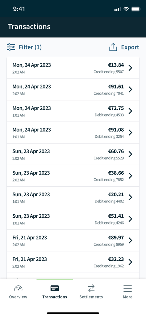 Worldpay Dashboard - Eine Liste der letzten Geschäftstransaktionen in der Worldpay Dashboard mobilen App mit Daten, Beträgen in Euro und Details zur Zahlungskarte.