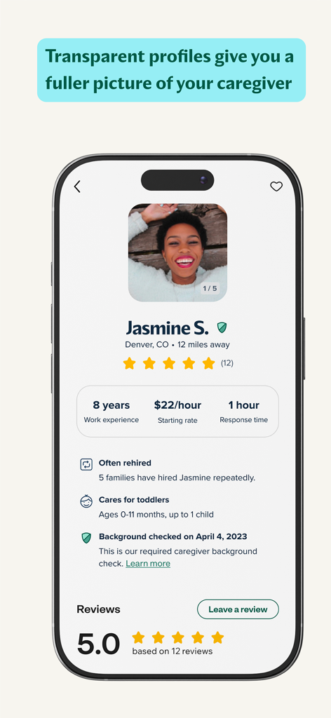 Care.com: Hire Caregivers - Care.comアプリのインターフェース。身元調査ステータス、評価、経験を含む、検証済みのケアテイカープロファイルが表示されています。