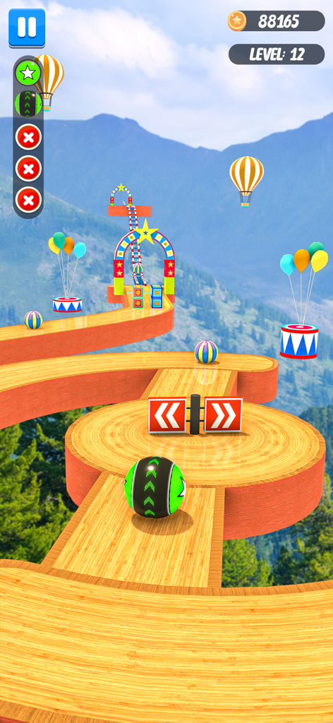 Going Balls Rollance Sky Game - Una bola con patrón verde rodando en una pista elevada de madera en un entorno celeste con montañas y globos aerostáticos.