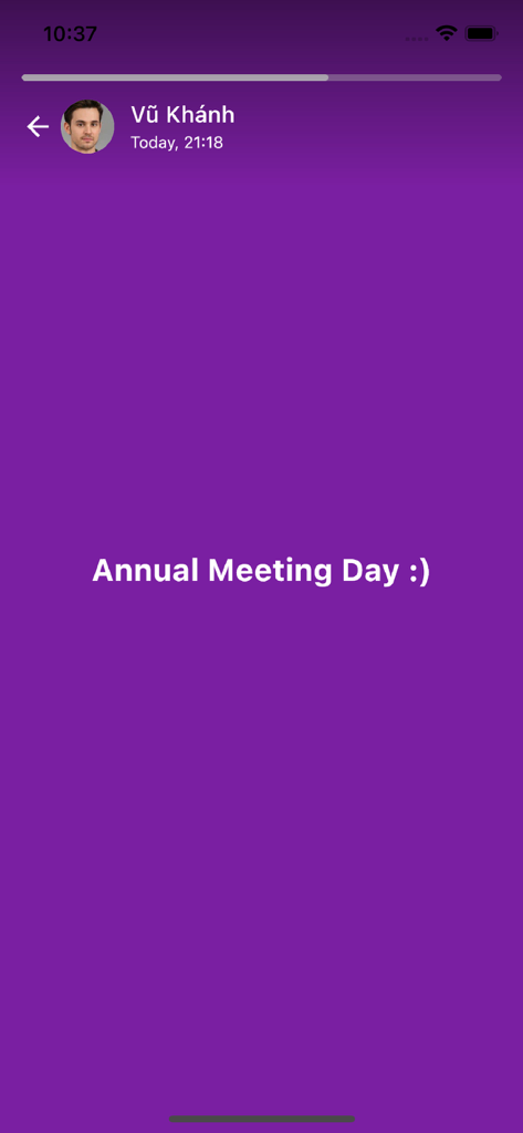 ChatEdu - Capture d'écran de l'application ChatEdu montrant un écran de mise à jour de statut violet avec le texte Jour de la réunion annuelle.