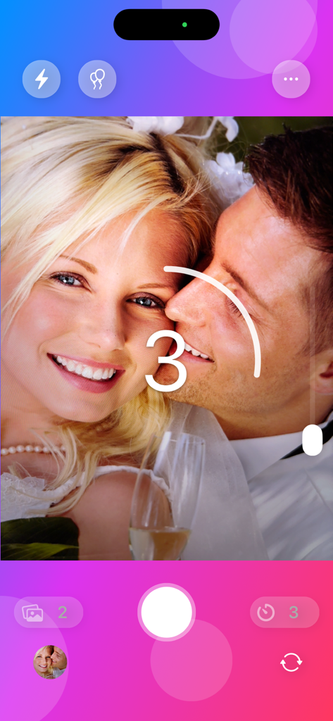 Self Timer - Interface do aplicativo de câmera mostrando uma contagem regressiva de três segundos em uma foto de um casal sorridente.