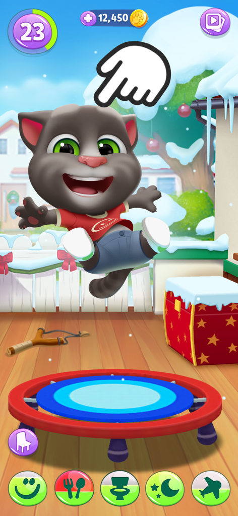 Talking Tom pulando em um trampolim em um quintal com tema de inverno