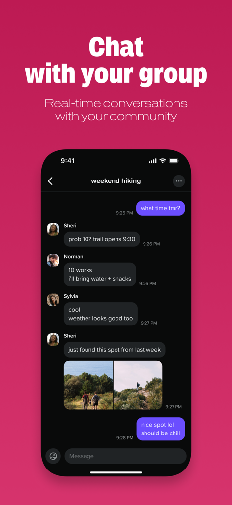 IGOTIN - Uma interface móvel do aplicativo IGOTIN exibindo um chat de grupo em tempo real para um clube de caminhada com mensagens e fotos compartilhadas.