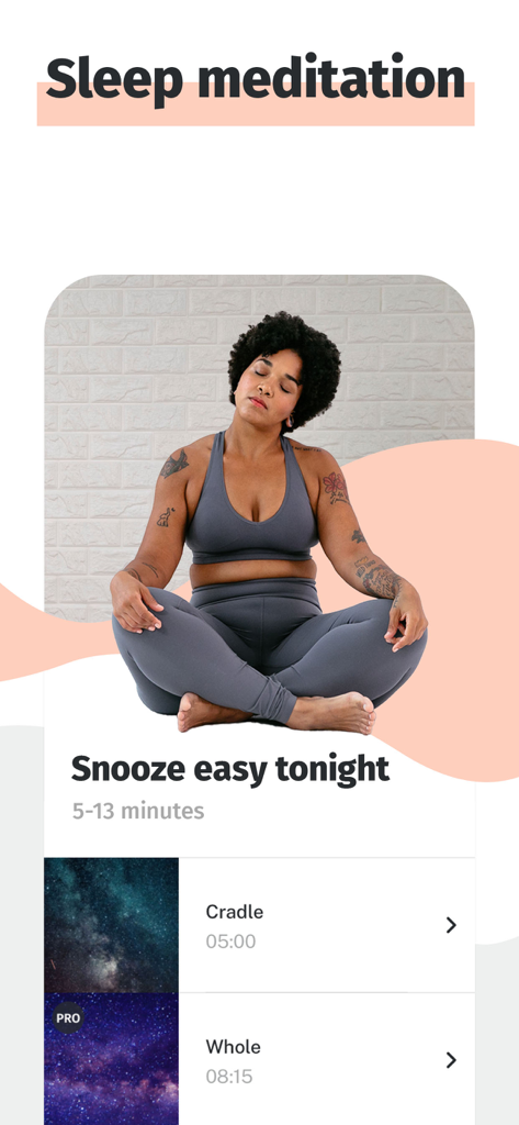 Interfaz de la aplicación 8fit para meditación del sueño con una mujer en pose de meditación sentada