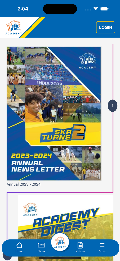 Super Kings Academy - Interfaz de la aplicación Super Kings Academy con un boletín e imágenes de entrenamiento de cricket